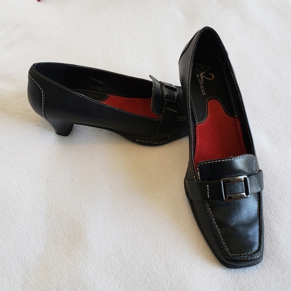 A2 by Aerosoles 2 Safety Latch style leather shoes Size 6 - Picture 1 of 5
